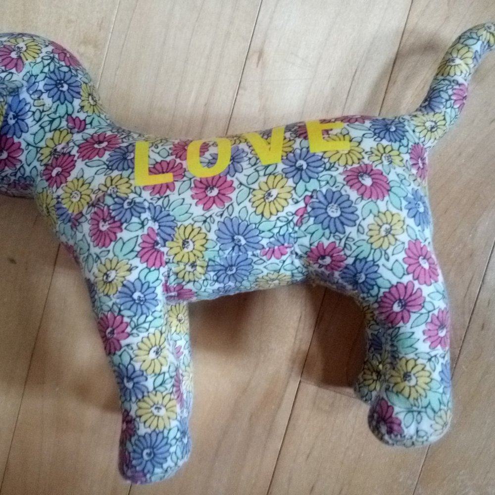 7" VICTORIA's SECRET PINK DOG w LOVE Flowers Daisy Stuffed Plush animal no tag